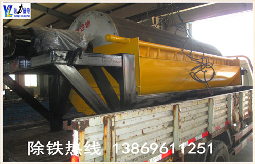 抛丸机永磁筒式爱游戏ayx官方网页-爱游戏(中国)工作原理：  　　经原料矿石筛选后由进料器从干式爱游戏ayx官方网页-爱游戏(中国)的顶部,通过料斗连接,在流动到顶部的辊子松动,状态下降时,铁磁性材料通过重力和磁力,快速落在滚筒上,并吸附在滚筒表面.  　　非磁性有色金属材料在重力作用下落在磁性材料的外面.这些材料随着筒体的旋转,非磁性材料在重力作用下从气缸下落,在滑槽中.含铁磁性材料吸附在圆筒的表面上并继续旋转,直到其不具有磁力.材料从带式输送机排出,并最终分成含铁材料和无铁材料.  　　3.抛丸机永磁筒爱游戏ayx官方网页-爱游戏(中国)实验  　　潍坊远力磁电配备各类选矿实验的磁选设备,型号齐全,优质低价,可定制,并且公司成立了大型选矿实验室,可以普通的金属矿物和非金属矿物加工在机器上和实验室为客户分析其成份,并为客户推荐客户使用相关型号.