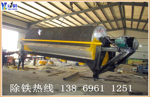 一.永磁筒式爱游戏ayx官方网页-爱游戏(中国)的磁选粒度  　　半逆流永磁筒式爱游戏ayx官方网页-爱游戏(中国)适用于矿石粒度在0～0.2mm的粗选和精选;顺流永磁筒式爱游戏ayx官方网页-爱游戏(中国)适用于粒度在0～0.5mm的粗选和精选;逆流槽永磁筒式爱游戏ayx官方网页-爱游戏(中国)适用于矿石粒度为0～0.6mm的粗选和扫选.  　　潍坊远力生产的永磁筒式爱游戏ayx官方网页-爱游戏(中国)采用磁性较高的稀土钕铁硼磁块和铁氧体磁块组成复合磁系,具有磁场强度高,磁力大,不容易退磁的主要特性,因此,性能可靠稳定,生产能力大,适应能力强,是一家不错的选矿磁选设备.  　　二.永磁筒式爱游戏ayx官方网页-爱游戏(中国)磁选结构  　　永磁筒式爱游戏ayx官方网页-爱游戏(中国)主要由气缸,托辊,毛刷辊,磁系统,油箱,传动部分6个部件.圆筒由2-3mm不锈钢板焊成筒,端盖为铝合金铸件或工件,用不锈钢螺钉和桶连接.电机或直接通过减速无极变速电动机,驱动缸,磁性辊和刷辊作旋转运动.磁系为开放式磁系,装在气缸和裸露的全磁磁铁用不锈钢螺栓装在磁轭的地板,出缸叉轴,轴固定有拐臂.  　　三.永磁筒式爱游戏ayx官方网页-爱游戏(中国)的磁场强度  　　永磁筒式爱游戏ayx官方网页-爱游戏(中国)低磁场强度采用分离铁颗粒散装物料,它也可以用来除去或丰富干矿物质含量的强磁性：矿石后淤浆罐入罐后,自来水管水进入水箱的矿物颗粒的影响下的磁场的作用,磁性矿物颗粒的磁极运动磁聚发生,并且被吸引到气缸(爱游戏ayx官方网页-爱游戏(中国))沿气缸的旋转方向交替的磁极的极性,并在工作中,被固定交替的磁极的磁力搅拌产生的现象的非磁性矿物中,由于关闭,并在气缸的内表面的吸最终浓缩物.磁性的鼓分离器浓缩沿磁性圆筒的边缘到最弱的上面的磁系统,在卸荷作用的冲洗水喷雾排入精矿槽中,如果是全磁磁辊,刷辊,卸矿是开展.非性或弱磁性矿物被留浆在泄流槽,即是尾矿.