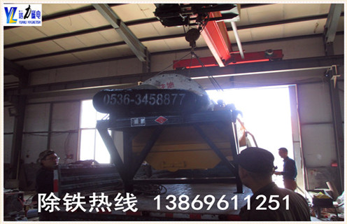 .干式爱游戏ayx官方网页-爱游戏(中国)筒体产品噪音原因:底箱中有障碍物 1.1检查人员检修后将杂物遗留在底箱内; 1.2由于管理不善或操作不慎将检查用的小勺头.铁管头.铁丝等杂物掉进底箱内; 1.3有些选矿厂用立式泵.回收泵处理泵坑矿泥,这些矿泥打到爱游戏ayx官方网页-爱游戏(中国)的某个系统中,由于矿泥中含有铁丝.螺帽.焊条头.碎钢球.水泥块等杂物,若除渣设备失效,使这些杂物随矿浆进入底箱内,卡在底箱某处与筒体产生撕裂与摩擦声. 2.干式爱游戏ayx官方网页-爱游戏(中国)筒体产生噪音解决措施: 2.1干式爱游戏ayx官方网页-爱游戏(中国)底箱中如有障碍物,发现后要立即停机清理底箱取出障碍物,检查清渣设备是否完好. 2.1干式爱游戏ayx官方网页-爱游戏(中国)筒体耐磨层划坏.筒体磨漏 2.3涂刷耐磨层的原料因其配方.温度.时间.卫生等情况不适.耐磨层过早脱落,使筒体磨漏.也有底箱隔板偶然开焊凸起,将耐磨 层划坏等现象. 2.4由于某种原因,底箱突然进入锋利的铁器,或底箱中积累的杂物,又得不到及时清理,卡在槽体与爱游戏ayx官方网页-爱游戏(中国)筒体之间,发出撕裂与摩擦声,将耐磨层刮起或磨坏,严重时会把筒体磨漏. 发现以上这些现象都要停机处理,首先将刮起的耐磨层剪断,然后进行修补.并取出底箱里的障碍物,筒体磨漏要更换筒体,定期清理底箱.
